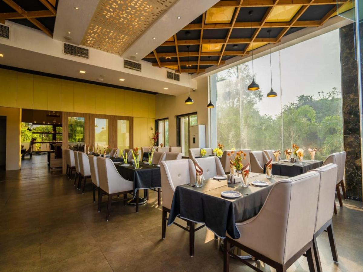 V Star Hotel Ahmednagar Exterior photo